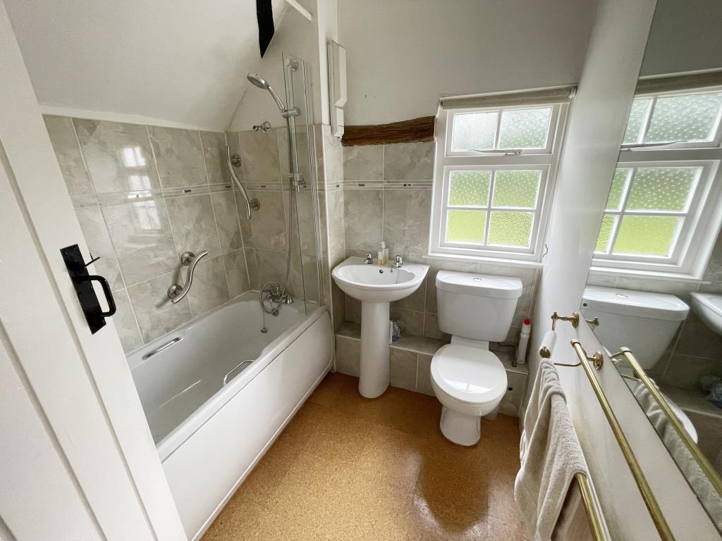 Lot: 97 - DETACHED CHARACTER PROPERTY IN POPULAR COMMUTER VILLAGE - Bathroom